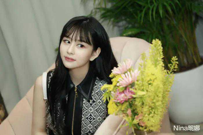 邱淑贞女儿青出于蓝，22岁穿露脐装牛仔裤玩卡丁车，身材美过妈妈
