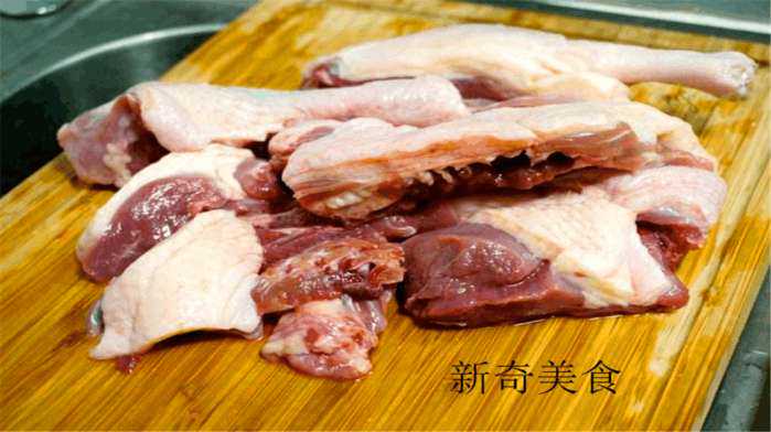 大厨教你做好吃的子姜焖鸭煲，汤汁浓香，味道鲜美，一吃就上瘾！