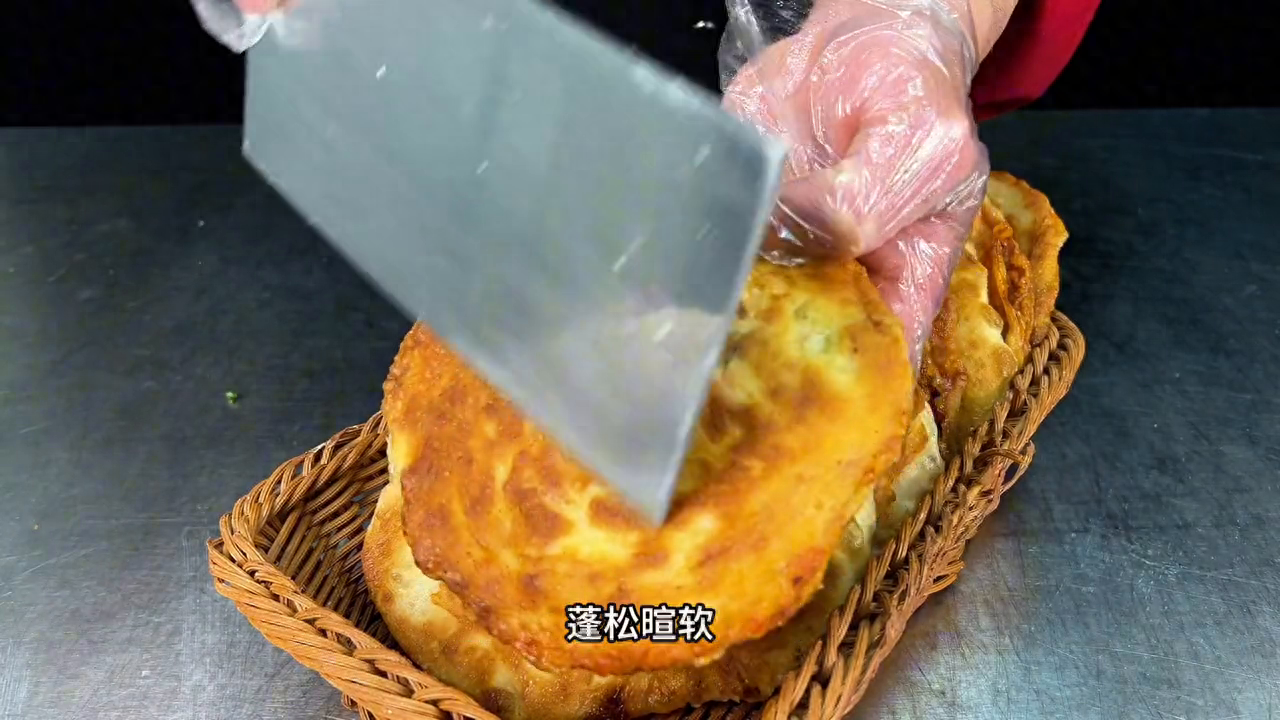 外皮金黄，蓬松暄软，馅芯鲜香的公婆饼详细做法教程#小吃培训