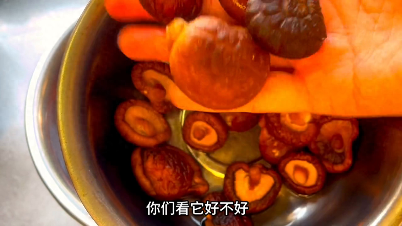 加了干香菇的土豆炖排骨，每一口都充满了妈妈爱的味道#美...