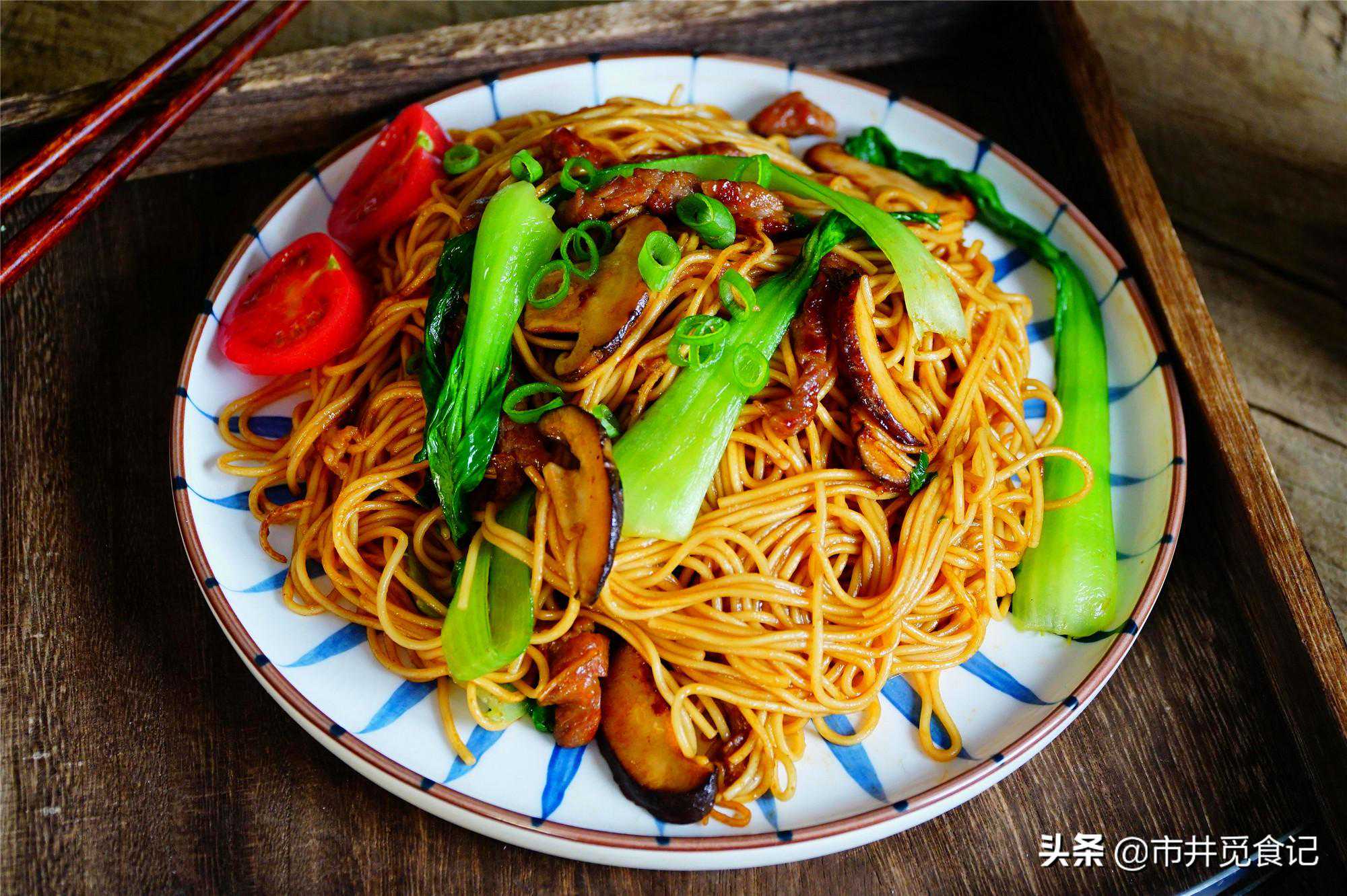 用挂面做炒面超香，做法简单易学，15分钟就上桌，美味不油腻