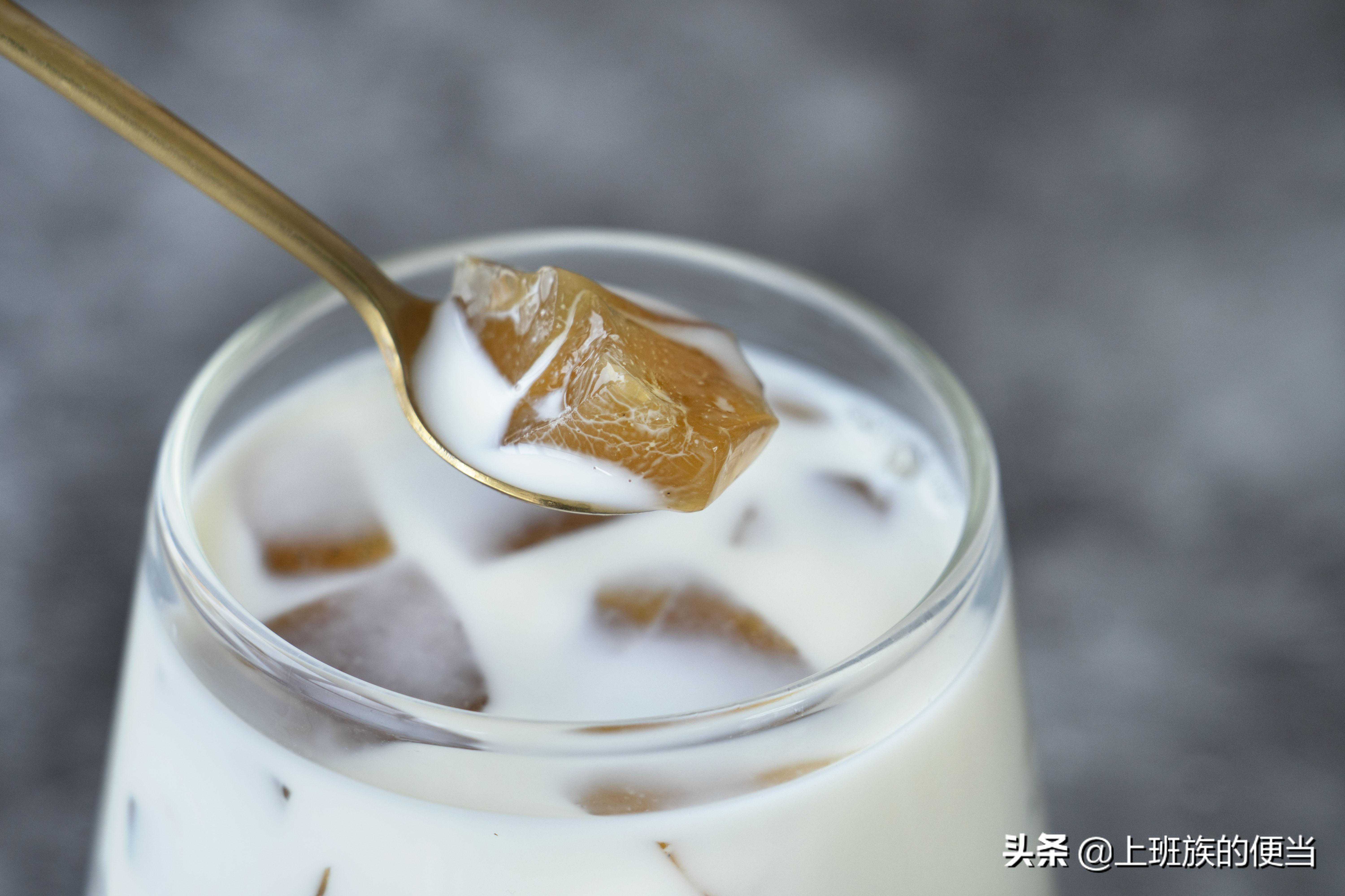 酸奶的“高调”喝法，加入醇香Q滑的茶冻，味道大不同，1分钟学会
