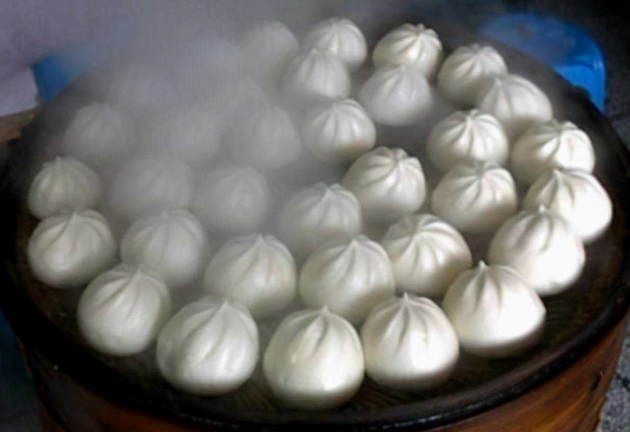 蒸包子时，和面多加1勺，做好3点，保证膨松柔软，不死面不塌陷