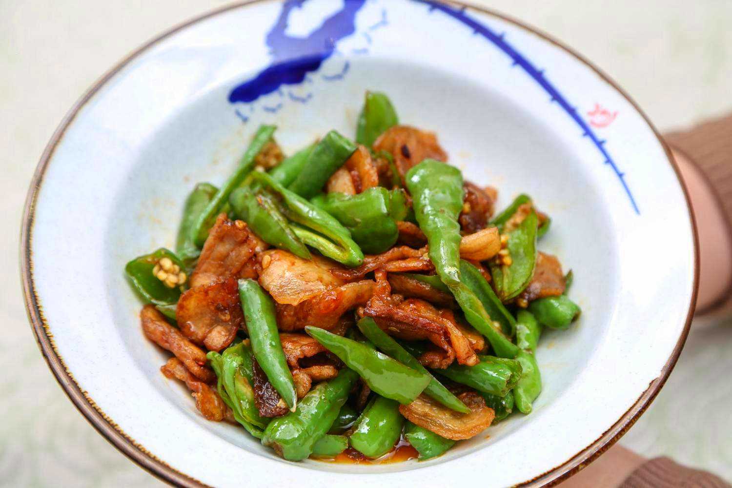 微辣鲜香的青椒炒兔肉，外酥里嫩，香味四溢，让人食欲大开