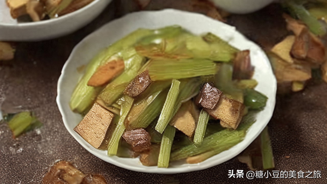 芹菜与香干的完美邂逅，一道让你回味无穷的家常菜