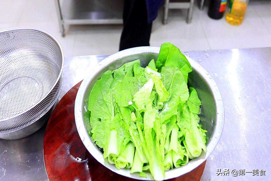 炒青菜时、最忌讳直接下锅炒！牢记3个要点，青菜翠绿不发黑