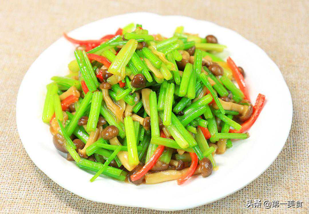 蟹味菇炒芹菜不要直接下锅炒，多加这一步，芹菜清脆不出水