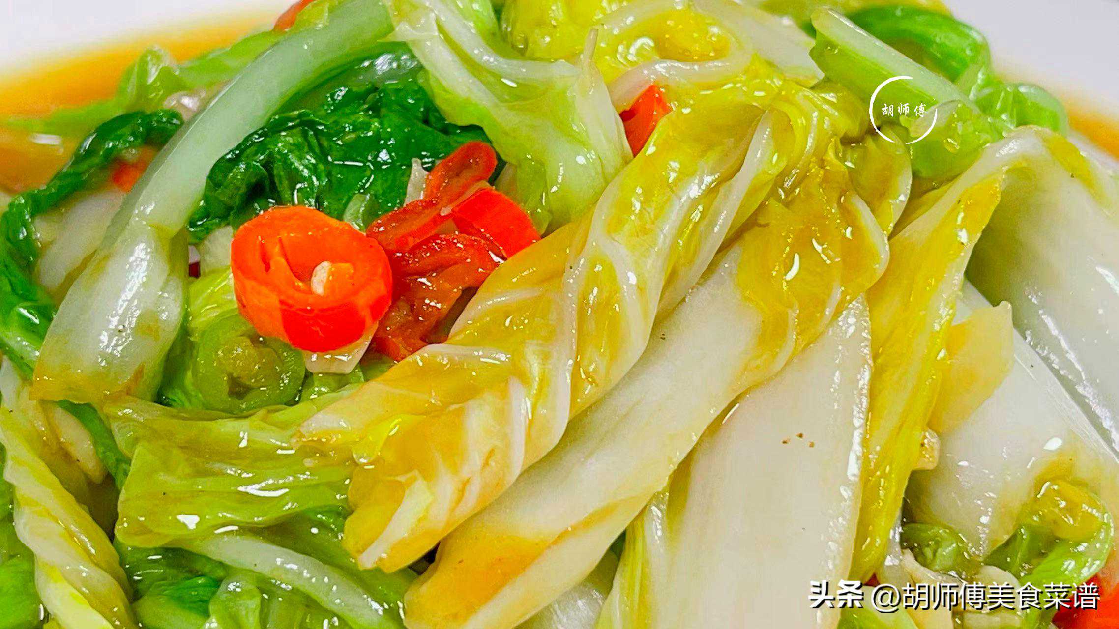 炒大白菜时，不能直接下锅炒！教您饭店不外传诀窍，白菜脆爽入味