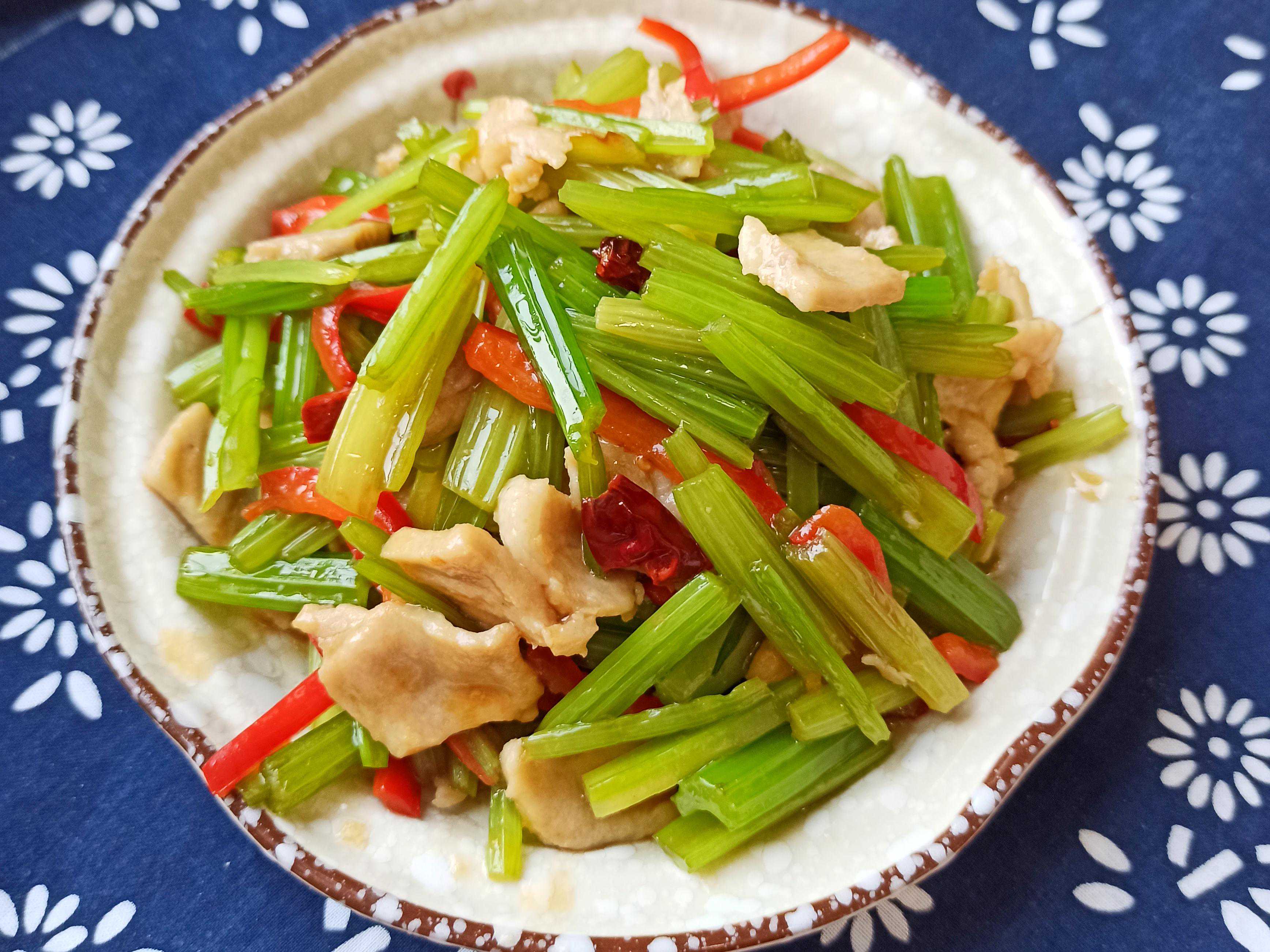 厨师炒菜为什么放明油，明油是什么？多数人不懂，难怪菜炒得难吃