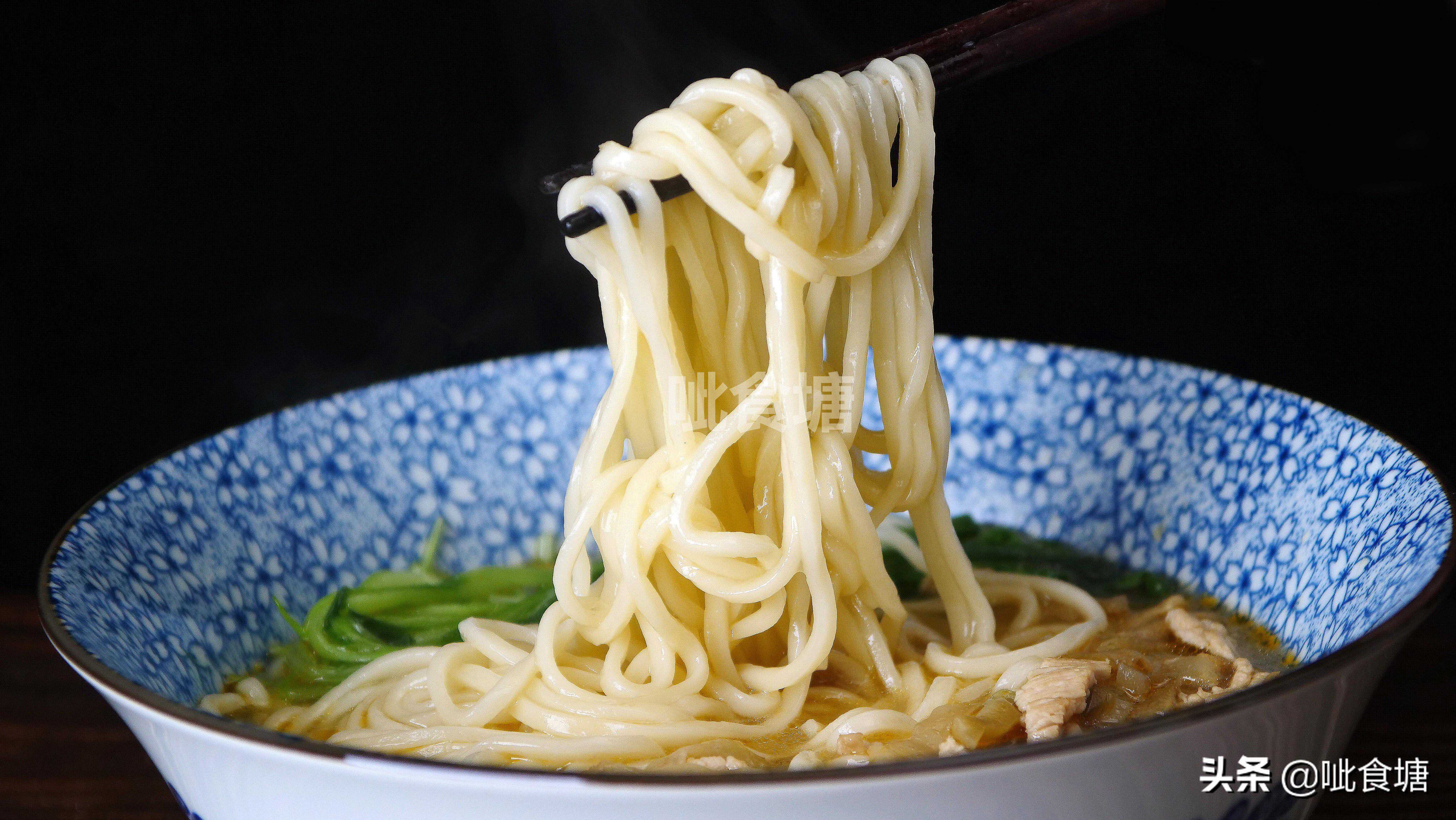 一份面一块肉一包榨菜 十几分钟 鲜美的榨菜肉丝面就这么简单 